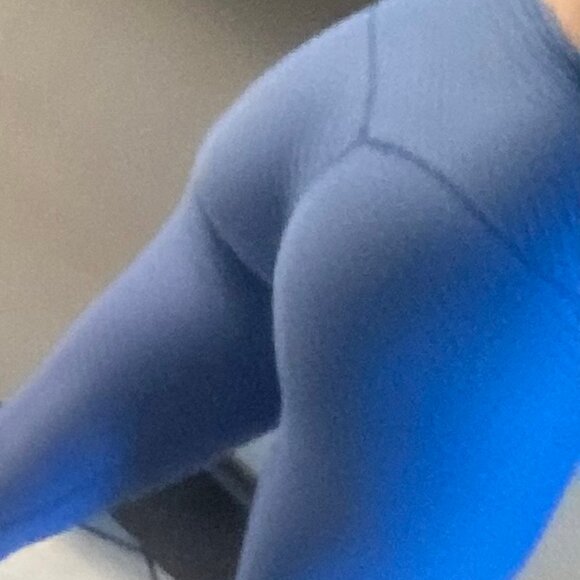 Baby blue textured scrunch butt leggings size medium - Picture 3 of 4